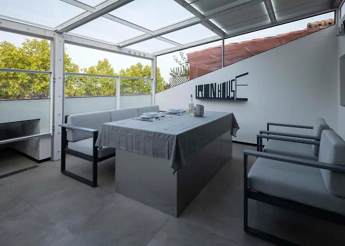 Apartman Iron House - Penthouse With Bathtub In Golden Mile & Bridge *