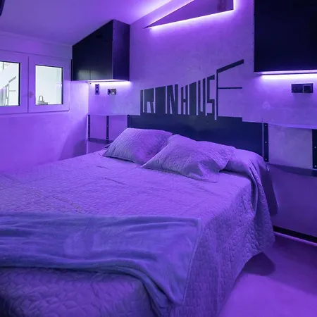 Iron House - Penthouse With Bathtub In Golden Mile & Bridge Apartman *
