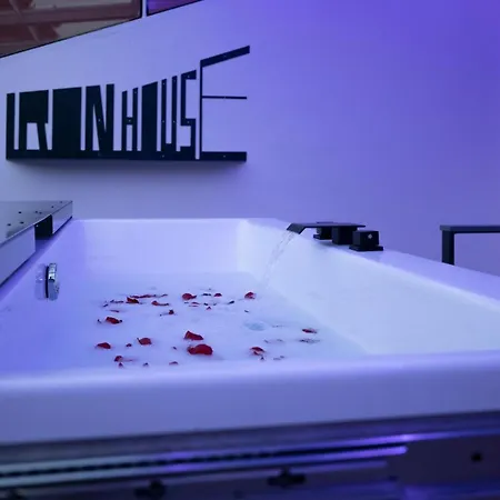 公寓 Iron House - Penthouse With Bathtub In Golden Mile & Bridge *