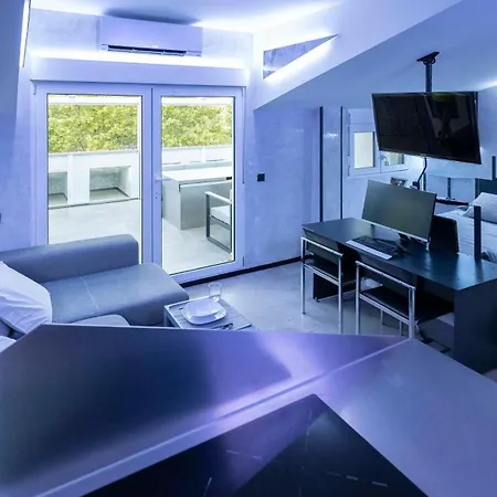 Apartman Iron House - Penthouse With Bathtub In Golden Mile & Bridge *
