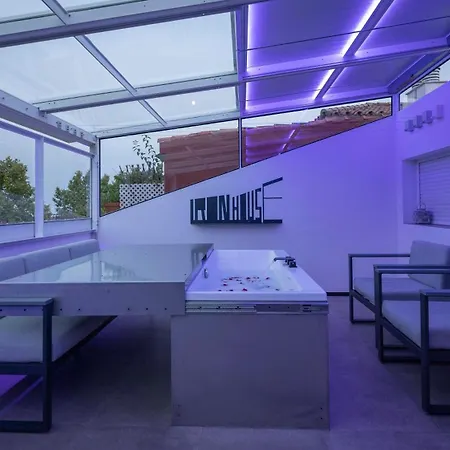 Iron House - Penthouse With Bathtub In Golden Mile & Bridge Apartman *