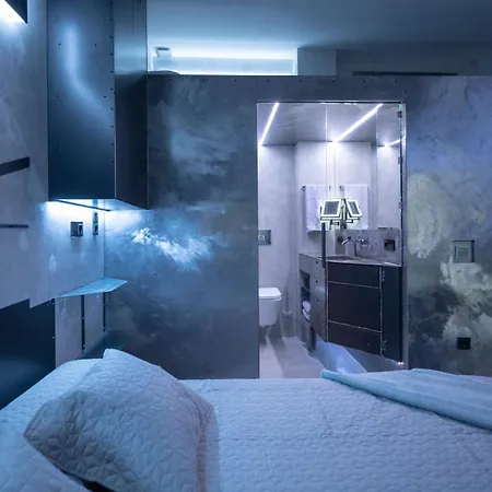 Iron House - Penthouse With Bathtub In Golden Mile & Bridge Apartment *