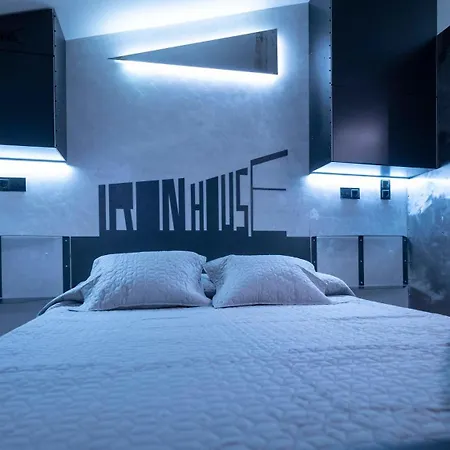 Апартаменти Iron House - Penthouse With Bathtub In Golden Mile & Bridge Марбелья