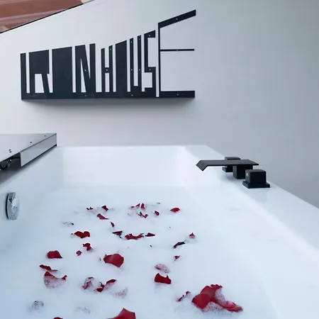 Апартаменти Iron House - Penthouse With Bathtub In Golden Mile & Bridge *