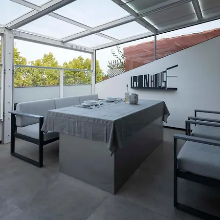 Апартаменти Iron House - Penthouse With Bathtub In Golden Mile & Bridge *