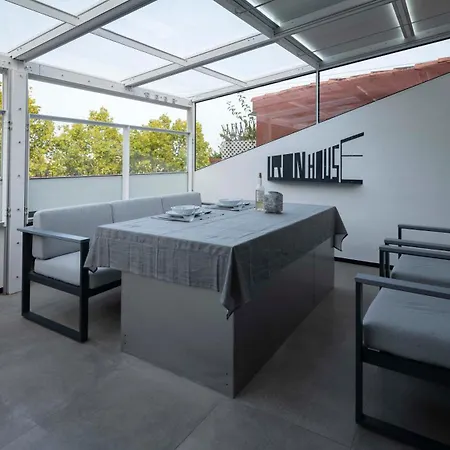 Апартаменти Iron House - Penthouse With Bathtub In Golden Mile & Bridge