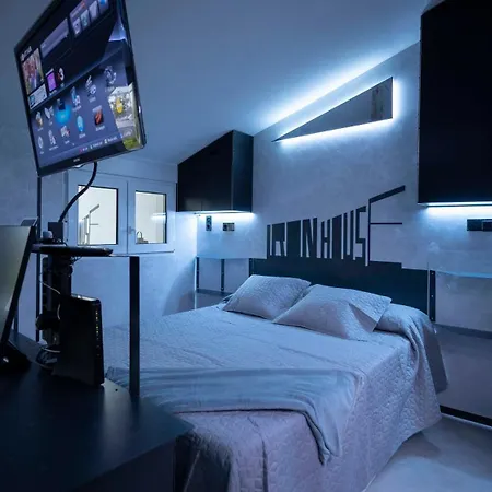 Iron House - Penthouse With Bathtub In Golden Mile & Bridge