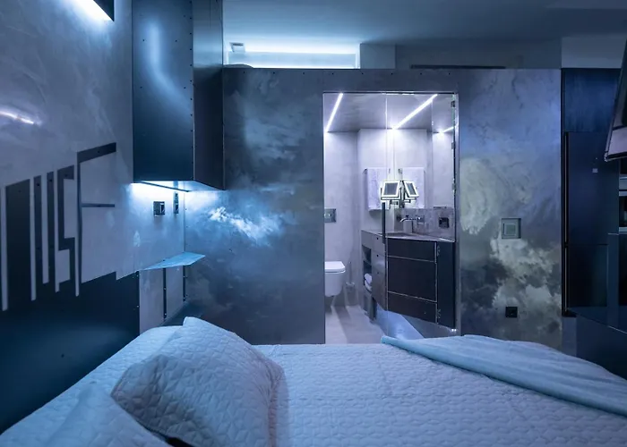 Iron House - Penthouse With Bathtub In Golden Mile & Bridge شقة *