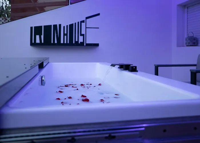 아파트 Iron House - Penthouse With Bathtub In Golden Mile & Bridge *