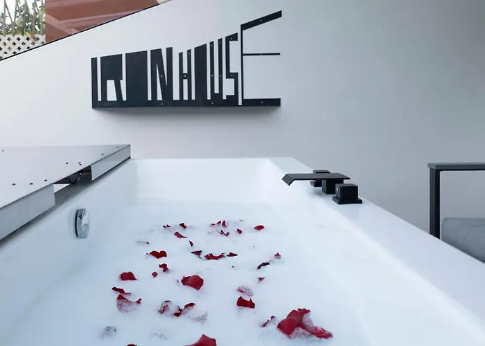 아파트 Iron House - Penthouse With Bathtub In Golden Mile & Bridge *