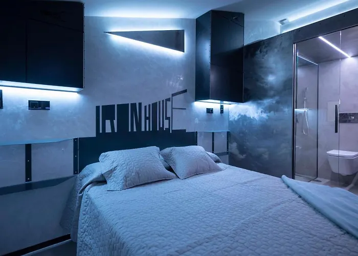 Iron House - Penthouse With Bathtub In Golden Mile & Bridge شقة *