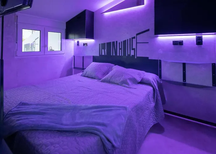 Iron House - Penthouse With Bathtub In Golden Mile & Bridge Apartment *