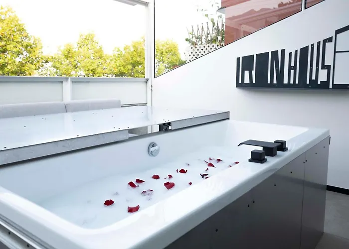 Iron House - Penthouse With Bathtub In Golden Mile & Bridge Apartment *