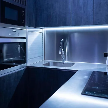 Iron House - Penthouse With Bathtub In Golden Mile & Bridge Apartmán