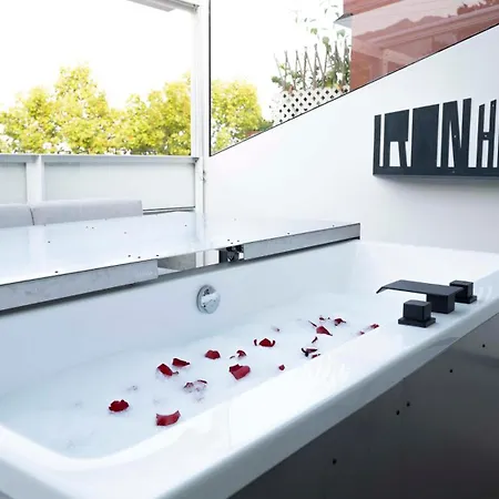 Iron House - Penthouse With Bathtub In Golden Mile & Bridge Apartmán *