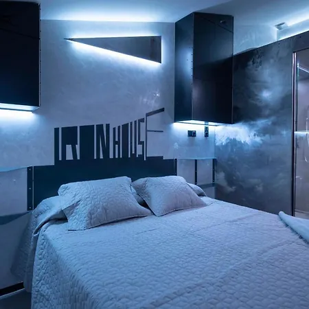 Iron House - Penthouse With Bathtub In Golden Mile & Bridge Apartmán *